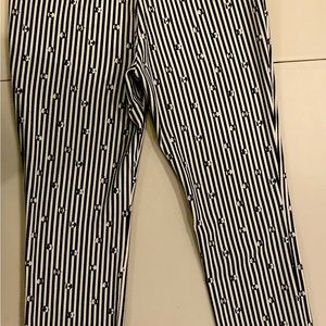 The essential slim pants (white & navy blue).